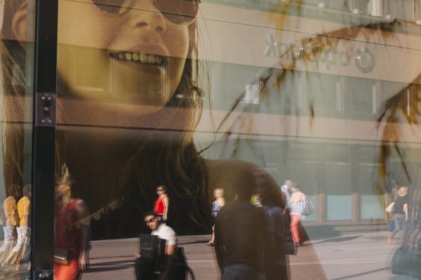 4 Amazing Images Of Local People On The Streets Of Budapest